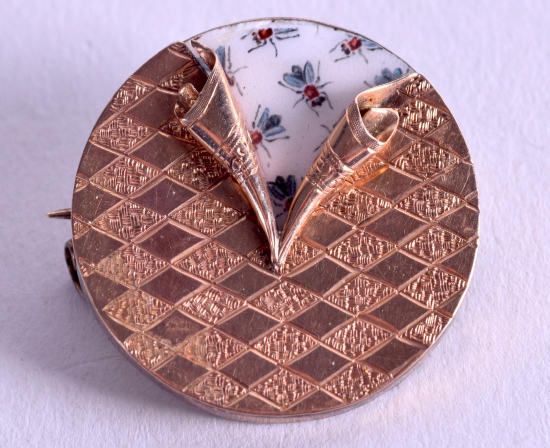 AN UNUSUAL EDWARDIAN PORCELAIN AND GOLD BROOCH. 3 cm: AN UNUSUAL EDWARDIAN PORCELAIN AND GOLD BROOCH. 3 cm wide.