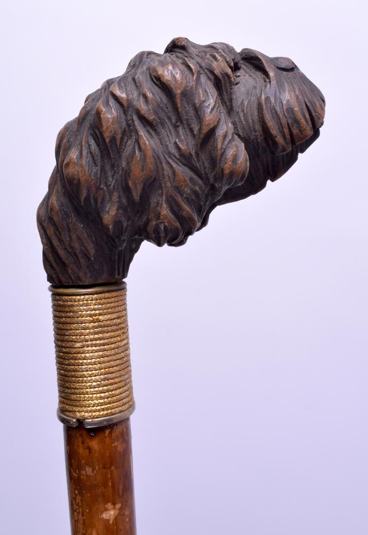 AN EARLY 20TH CENTURY BAVARIAN BLACK FOREST WALKING: AN EARLY 20TH CENTURY BAVARIAN BLACK FOREST WALKING CANE with dog head terminal. 80 cm long.