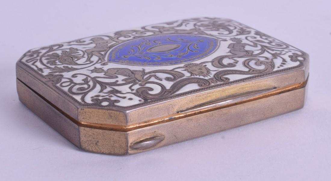 AN ANTIQUE CONTINENTAL SILVER AND ENAMEL SNUFF BOX. 7: AN ANTIQUE CONTINENTAL SILVER AND ENAMEL SNUFF BOX. 7 cm x 5.5 cm.