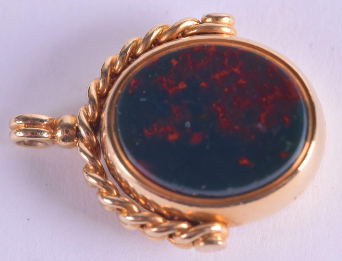 AN 18CT GOLD SWIVEL FOB. 7.4 grams.: AN 18CT GOLD SWIVEL FOB. 7.4 grams.