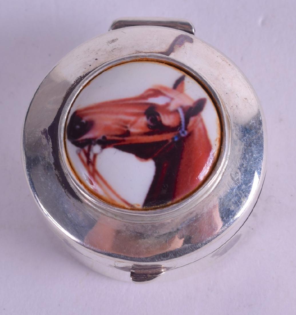 A SILVER HORSE PILL BOX. 2.5 cm wide.: A SILVER HORSE PILL BOX. 2.5 cm wide.