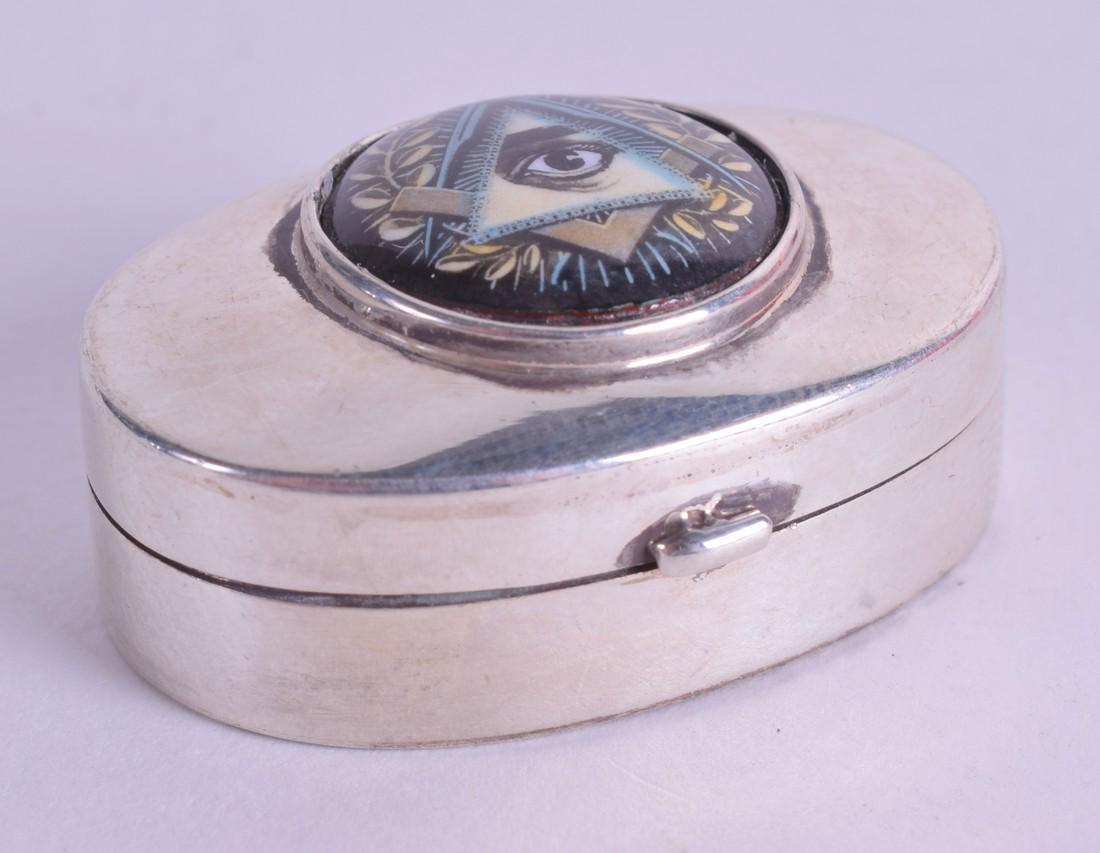 A SILVER BOX. 2.5 cm wide.: A SILVER BOX. 2.5 cm wide.