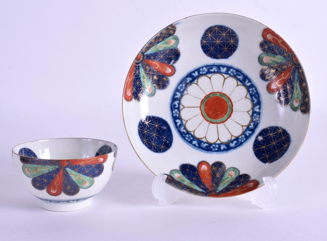 AN 18TH CENTURY WORCESTER TEA BOWL AND SAUCER painted: AN 18TH CENTURY WORCESTER TEA BOWL AND SAUCER painted the Old Japan Fan pattern. (2)