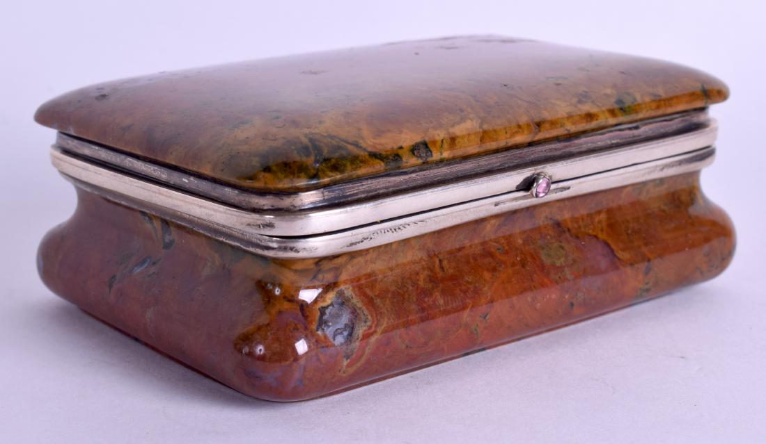 A LARGE 19TH CENTURY CONTINENTAL MOSS AGATE AND SILVER: A LARGE 19TH CENTURY CONTINENTAL MOSS AGATE AND SILVER BOX. 9.5 cm x 7.5 cm.