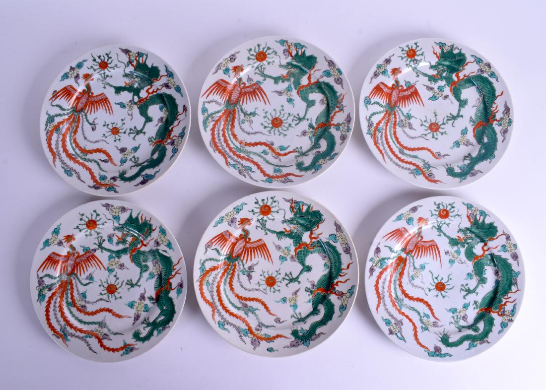 A SET OF SIX 19TH CENTURY JAPANESE MEIJI PERIOD PLATES: A SET OF SIX 19TH CENTURY JAPANESE MEIJI PERIOD PLATES painted with dragons. 21 cm diameter. (6)