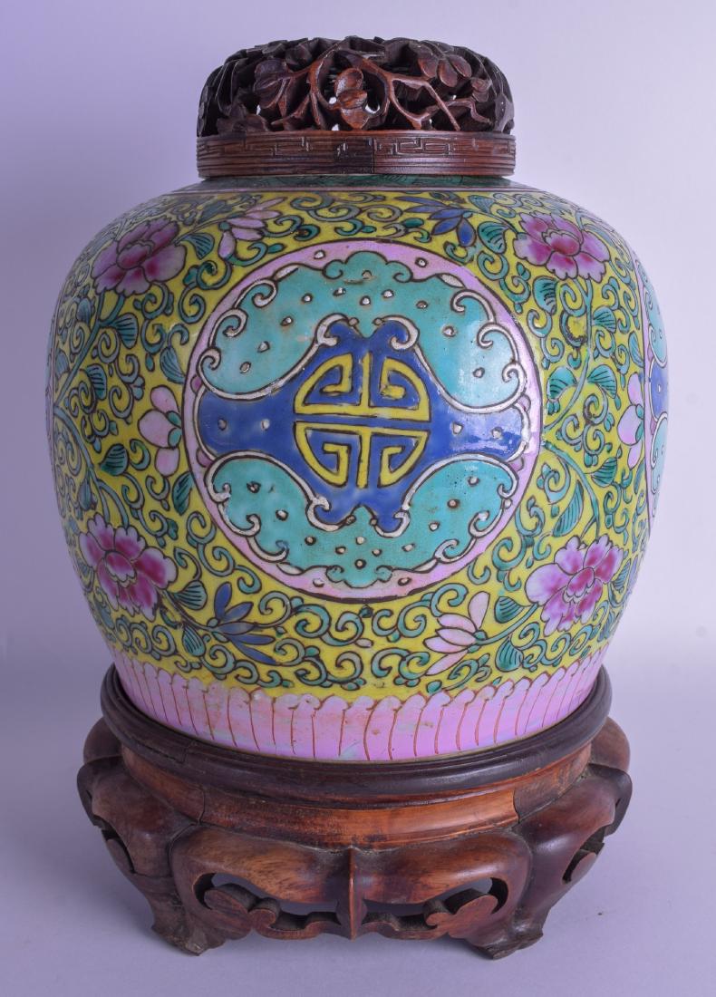 A GOOD 19TH CENTURY CHINESE STRAITS PORCELAIN GINGER: A GOOD 19TH CENTURY CHINESE STRAITS PORCELAIN GINGER JAR AND COVER Qing, painted with floral sprays. Jar 22 cm x 20 cm. (2)