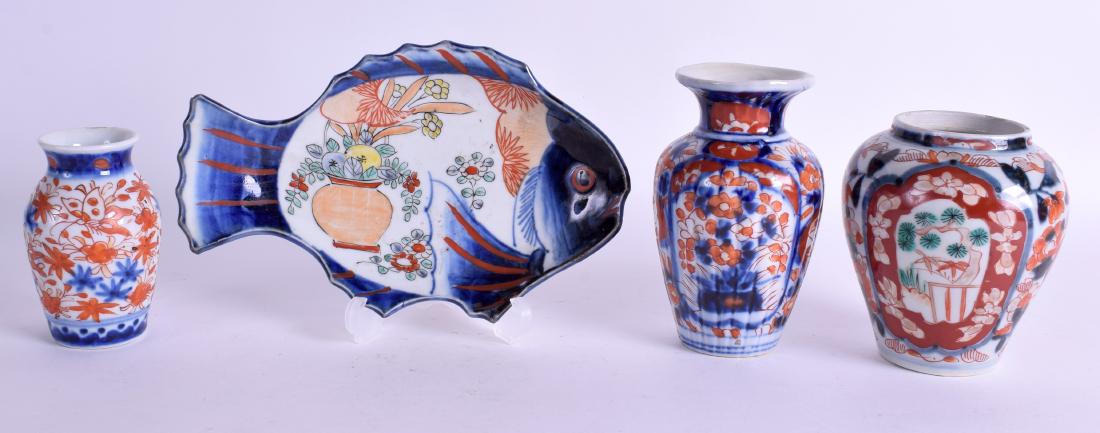 A 19TH CENTURY JAPANESE MEIJI PERIOD IMARI FISH: A 19TH CENTURY JAPANESE MEIJI PERIOD IMARI FISH together with three imari vases. (4)