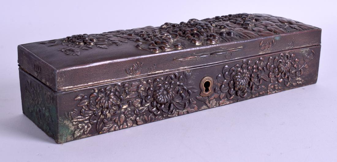 A 19TH CENTURY JAPANESE MEIJI PERIOD SPELTER BOX: A 19TH CENTURY JAPANESE MEIJI PERIOD SPELTER BOX decorated with chrysanthemum. 25 cm x 8 cm.