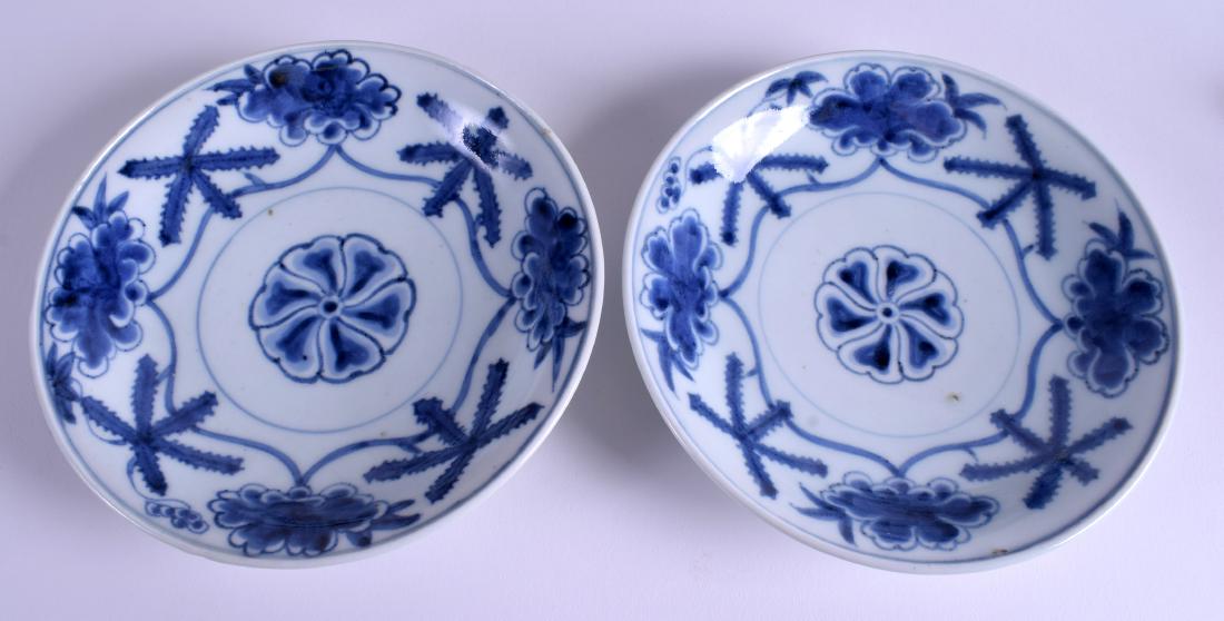 A PAIR 18TH CENTURY JAPANESE EDO PERIOD BLUE AND WHITE: A PAIR 18TH CENTURY JAPANESE EDO PERIOD BLUE AND WHITE DISHES painted in the Chinese taste. 16.5 cm diameter.