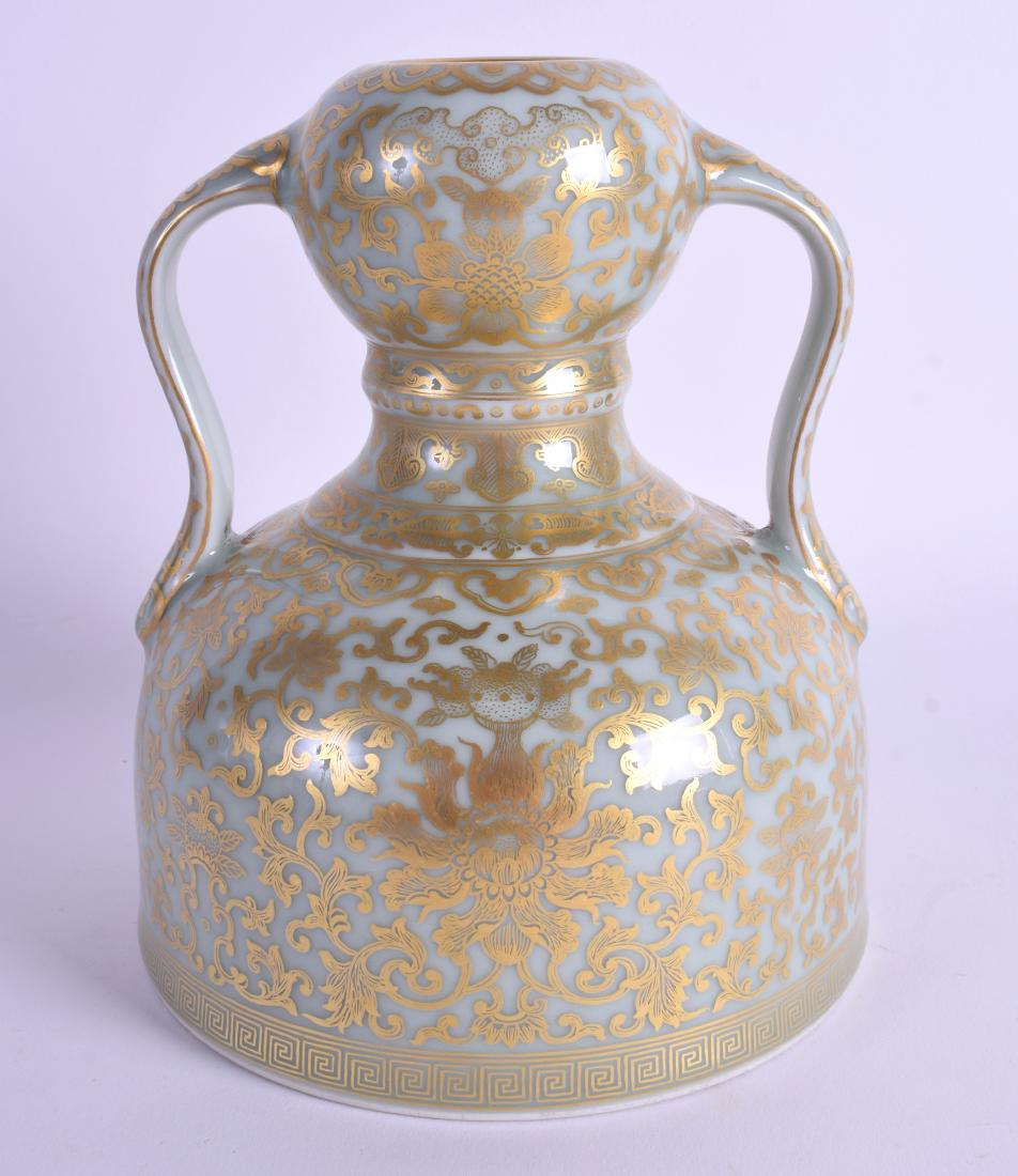 A CHINESE TWIN HANDLED GILT DECORATED VASE. 21 cm high. (1 of 3)