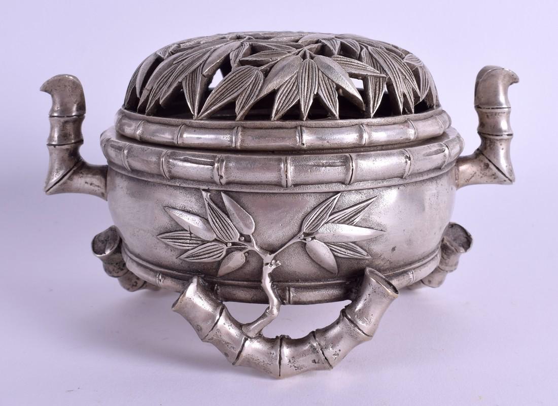 A CHINESE CENSER AND COVER.15 cm wide.: A CHINESE CENSER AND COVER.15 cm wide.
