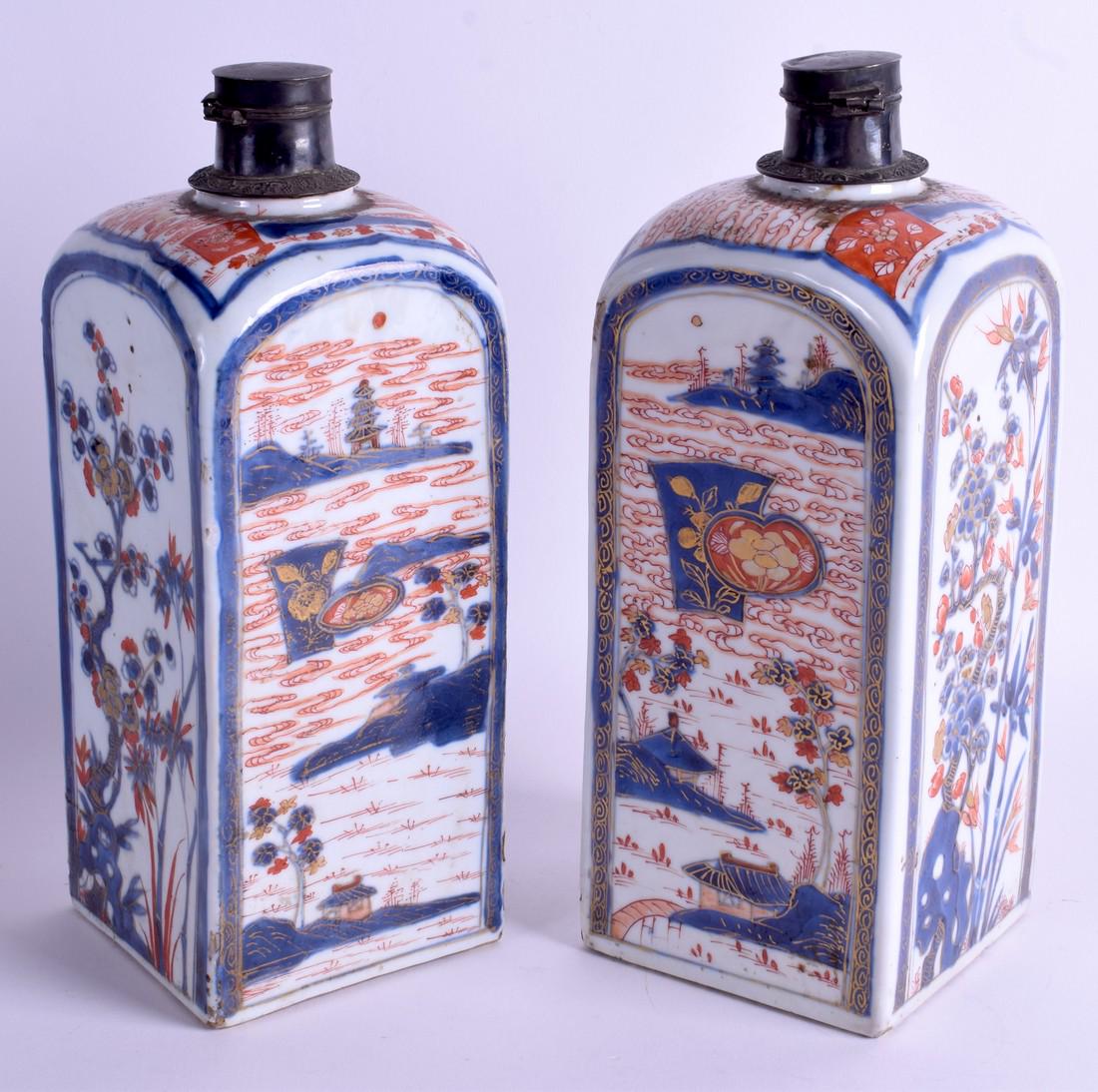 A PAIR OF EARLY 18TH CENTURY CHINESE IMARI PORCELAIN: A PAIR OF EARLY 18TH CENTURY CHINESE IMARI PORCELAIN FLASKS Kangxi/Yongzheng, painted with landscapes. 27 cm high.