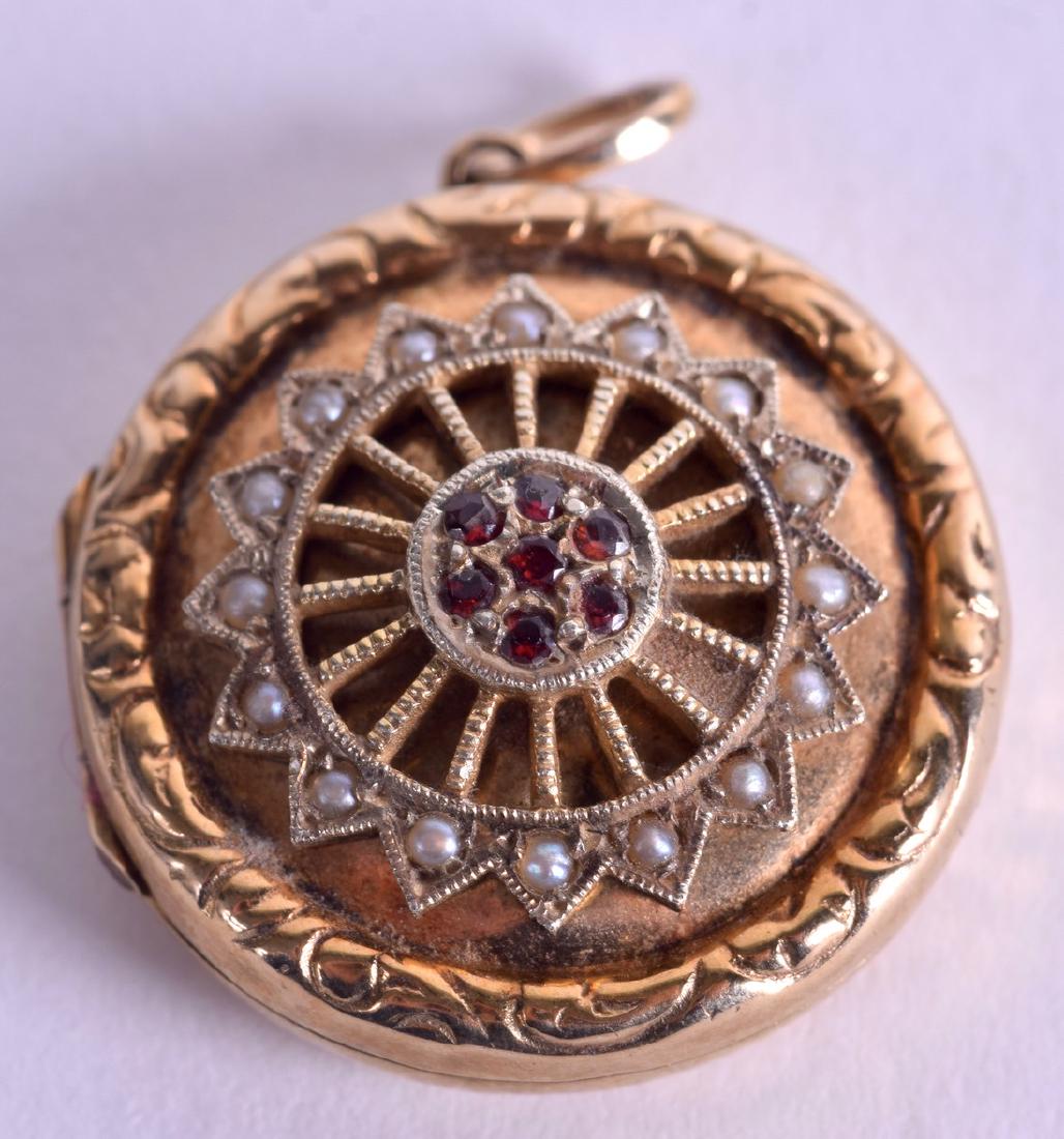 AN ANTIQUE GOLD LOCKET. 4.8 grams. 2.5 cm wide.: AN ANTIQUE GOLD LOCKET. 4.8 grams. 2.5 cm wide.
