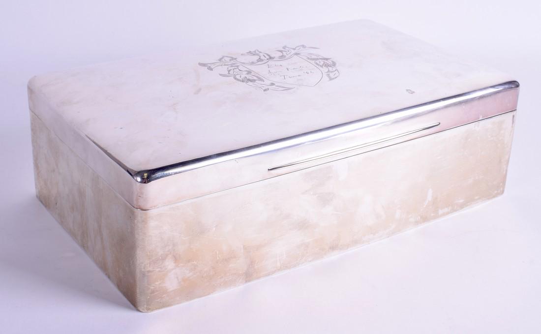 A LARGE ANTIQUE SILVER CIGAR BOX. London 1912. 79 oz: A LARGE ANTIQUE SILVER CIGAR BOX. London 1912. 79 oz inc liner. 30 cm x 19 cm.