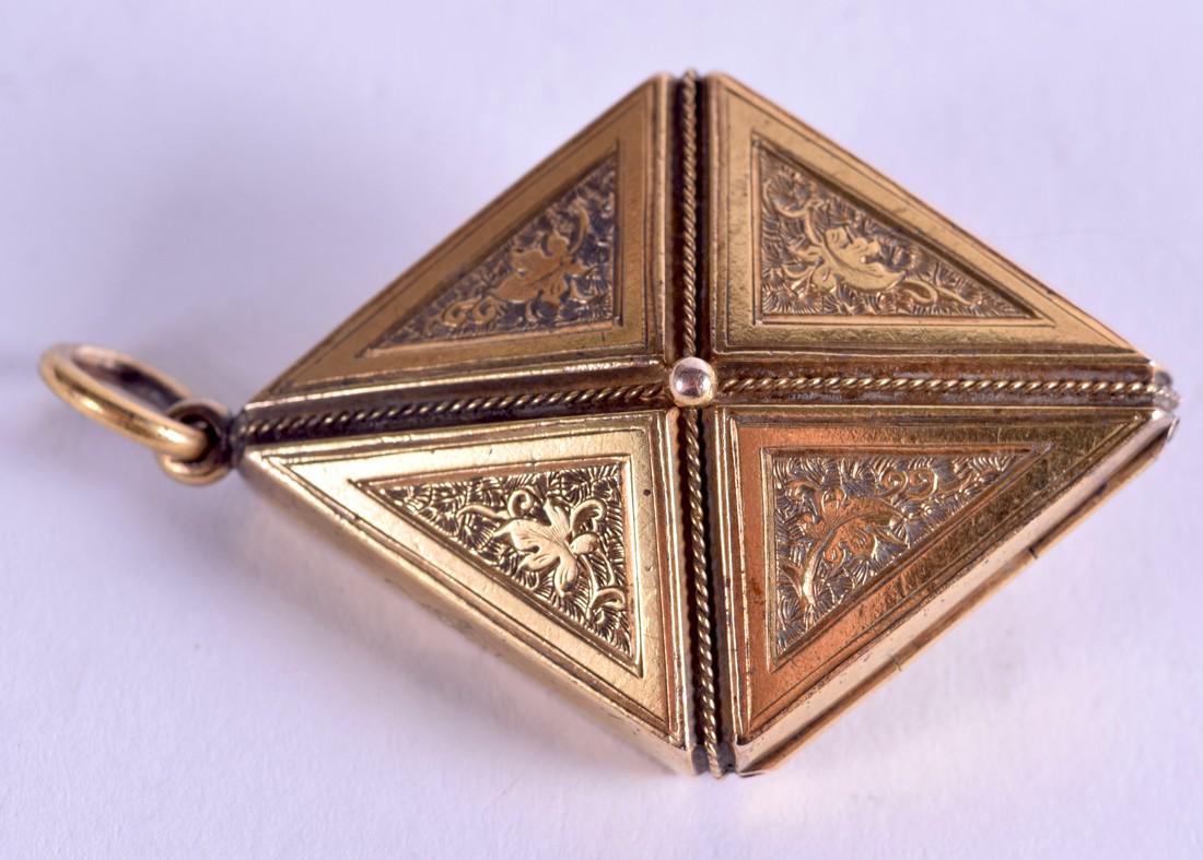 AN ANTIQUE 15CT GOLD LOCKET. 10.4 grams. 4 cm x 2.25: AN ANTIQUE 15CT GOLD LOCKET. 10.4 grams. 4 cm x 2.25 cm.