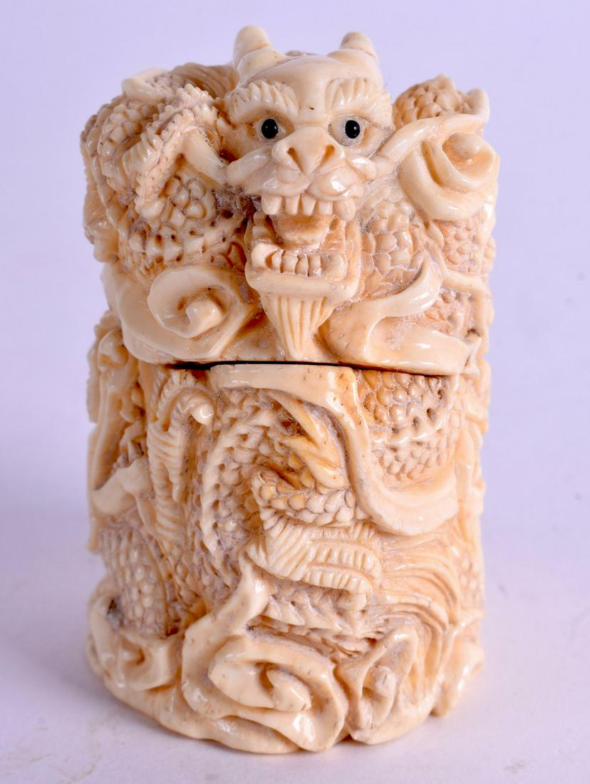 A CHINESE BONE BOX AND COVER. 5.5 cm high.: A CHINESE BONE BOX AND COVER. 5.5 cm high.