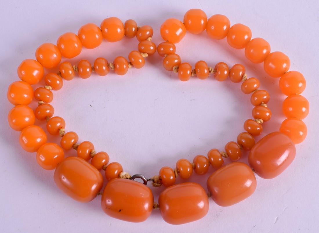 A 1920S HONEY ORANGE AMBER BUTTERSCOTCH TYPE NECKLACE. (1 of 2)