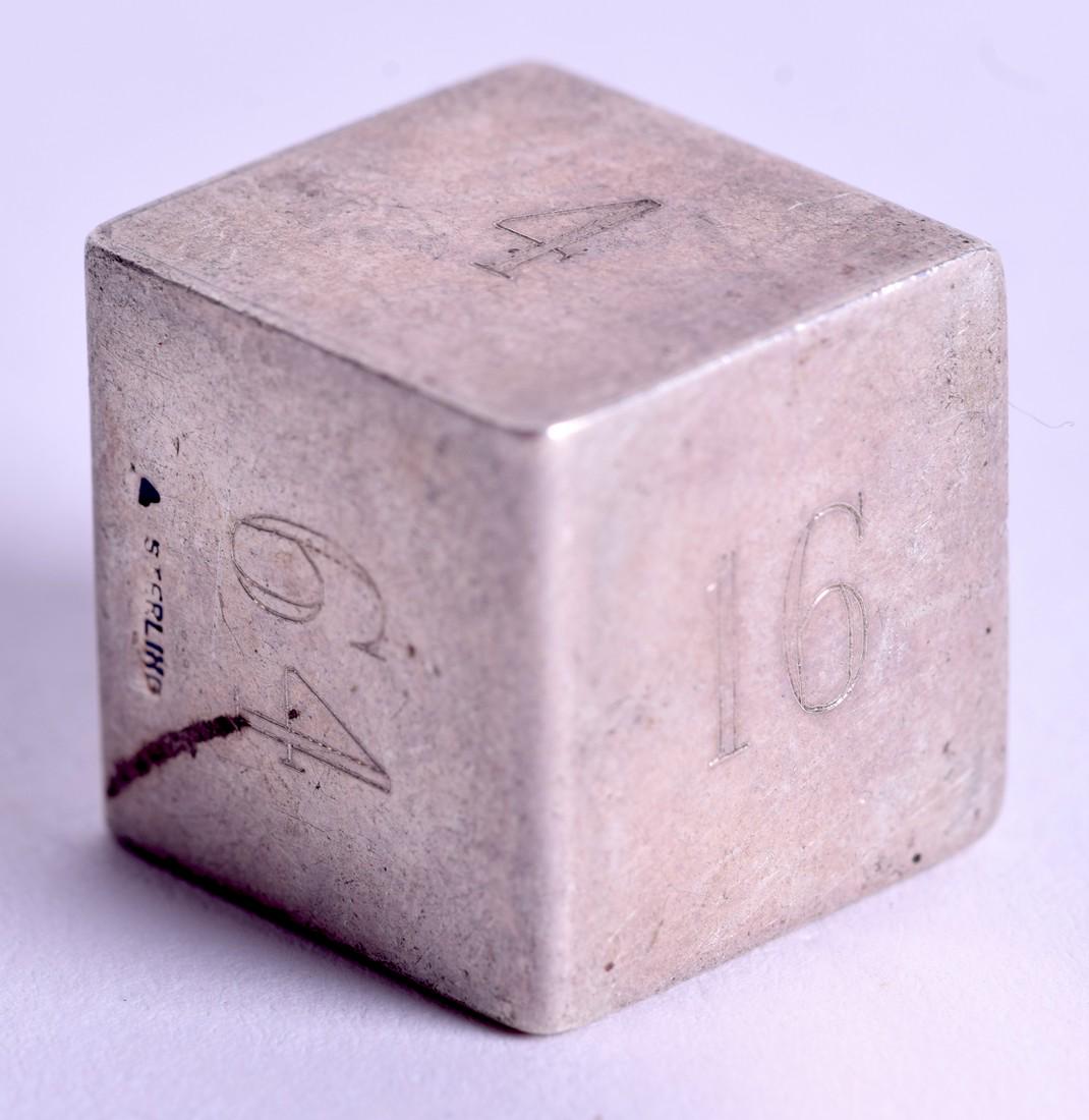 A RARE VINTAGE SILVER DICE. 2 cm wide.: A RARE VINTAGE SILVER DICE. 2 cm wide.
