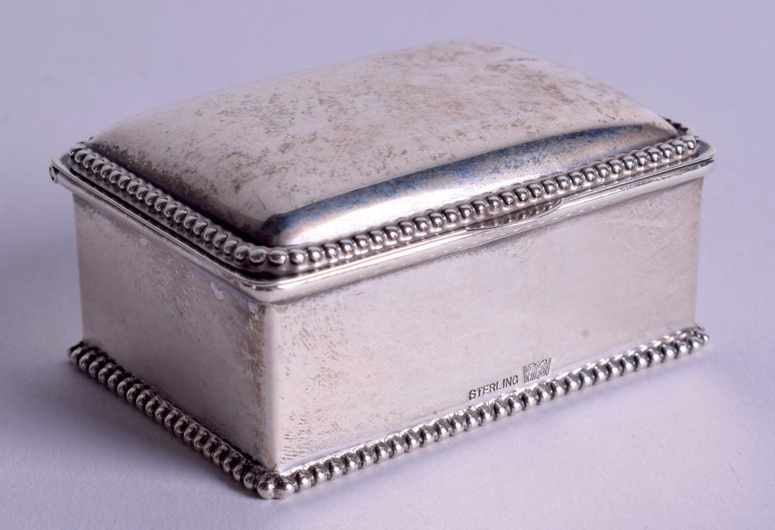 A CONTINENTAL SILVER STAMP BOX. 5.5 cm x 3.5 cm. (1 of 4)