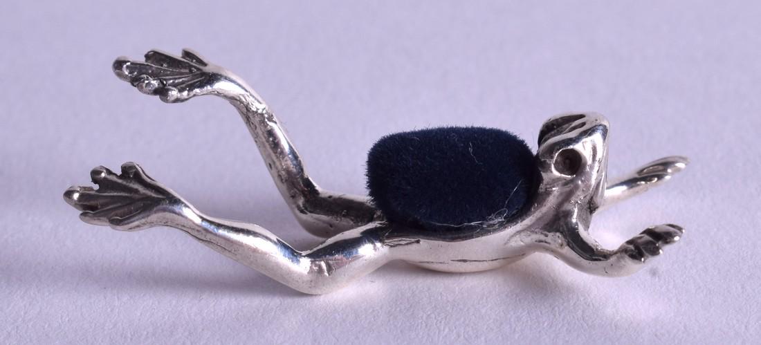 A SILVER FROG PIN CUSHION. 3.5 cm long.: A SILVER FROG PIN CUSHION. 3.5 cm long.