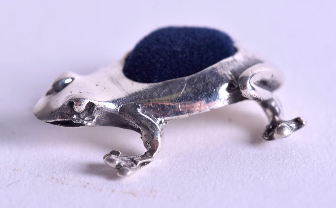 A SILVER FROG PIN CUSHION. 3.5 cm long.: A SILVER FROG PIN CUSHION. 3.5 cm long.