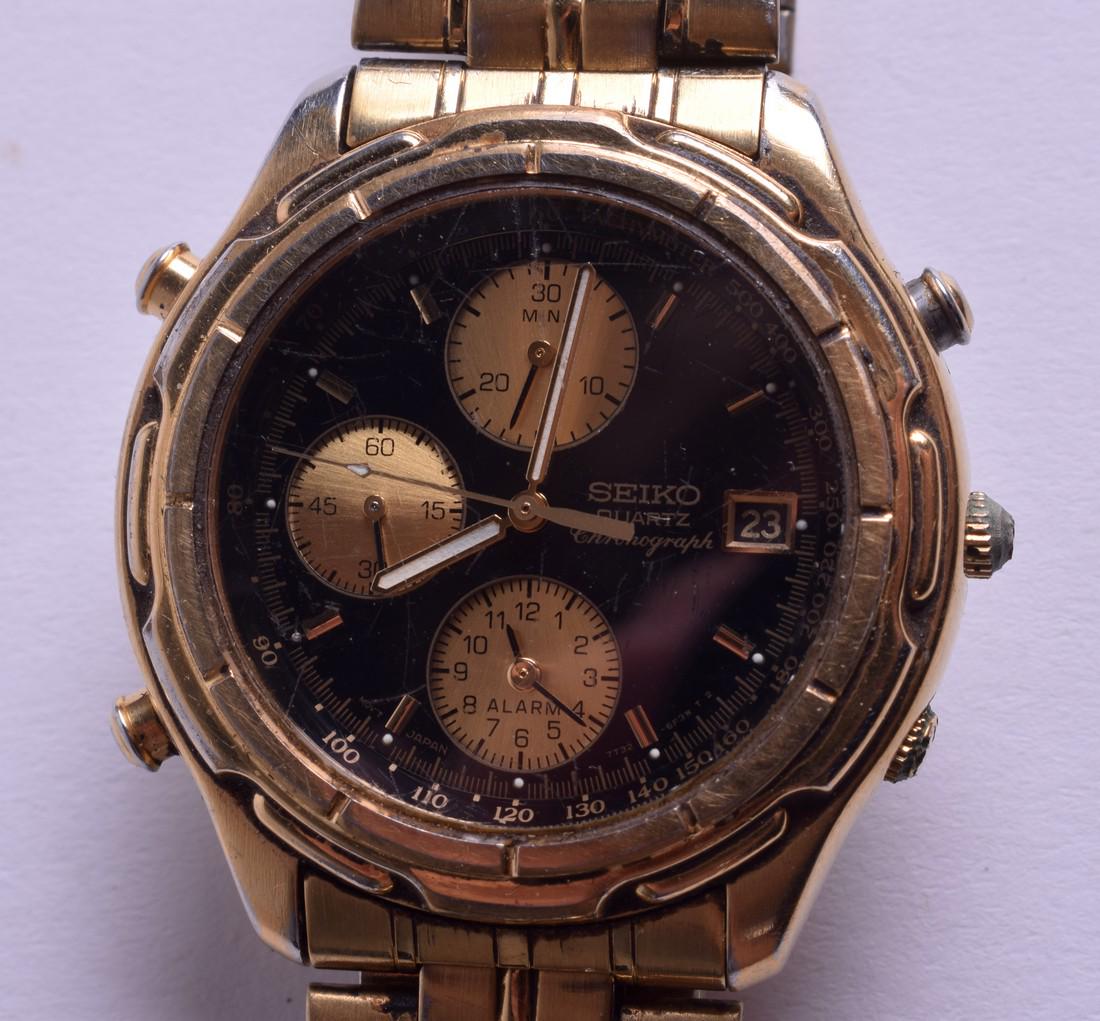 A SEIKO BLACK DIAL WRISTWATCH. 3.5 cm wide.: A SEIKO BLACK DIAL WRISTWATCH. 3.5 cm wide.