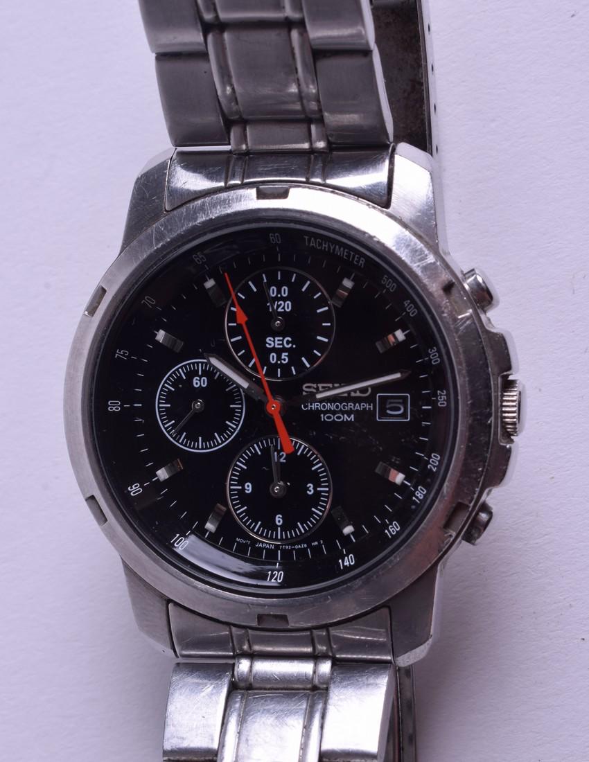 A SEIKO BLACK DIAL WRISTWATCH. 3.5 cm wide.: A SEIKO BLACK DIAL WRISTWATCH. 3.5 cm wide.