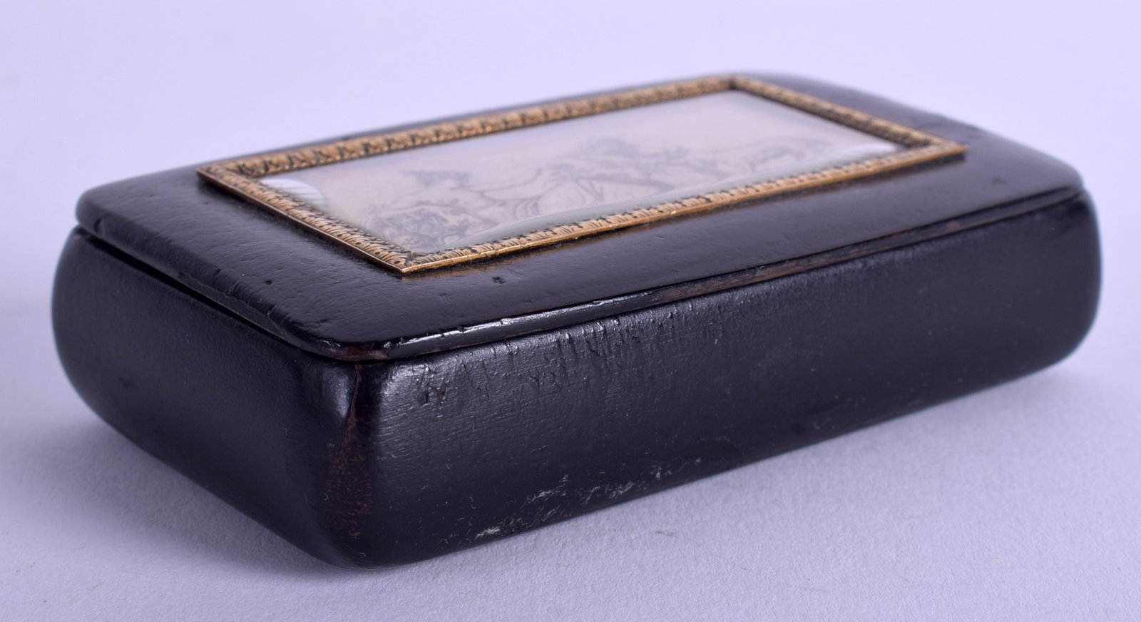 AN EARLY 19TH CENTURY SILVER GILT LACQUER AND SEPIA: AN EARLY 19TH CENTURY SILVER GILT LACQUER AND SEPIA SNUFF BOX decorated with a classical scene. 8.5 cm x 5 cm.
