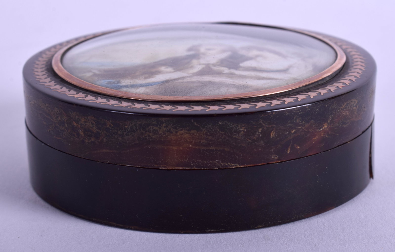 AN EARLY 19TH CENTURY CONTINENTAL GOLD INLAID AND: AN EARLY 19TH CENTURY CONTINENTAL GOLD INLAID AND SNUFF BOX painted with figures. 7 cm diameter.