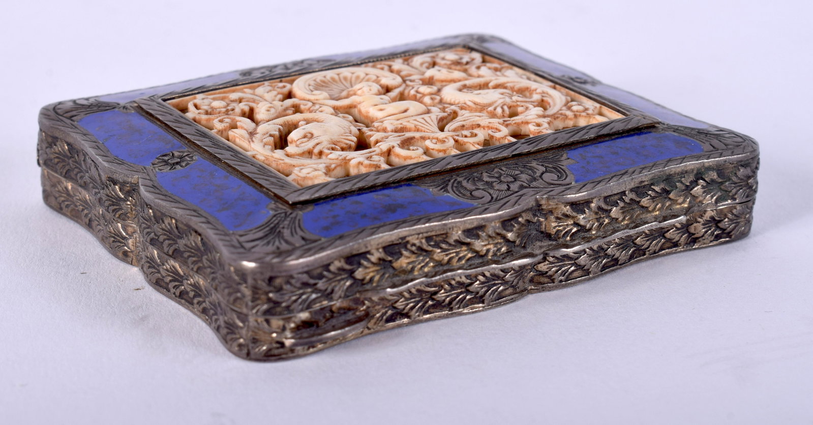 A GOOD 19TH CENTURY CONTINENTAL SILVER AND ENAMEL SNUFF: A GOOD 19TH CENTURY CONTINENTAL SILVER AND ENAMEL SNUFF BOX with carved putti panel. 7.5 cm x 6.25 cm.