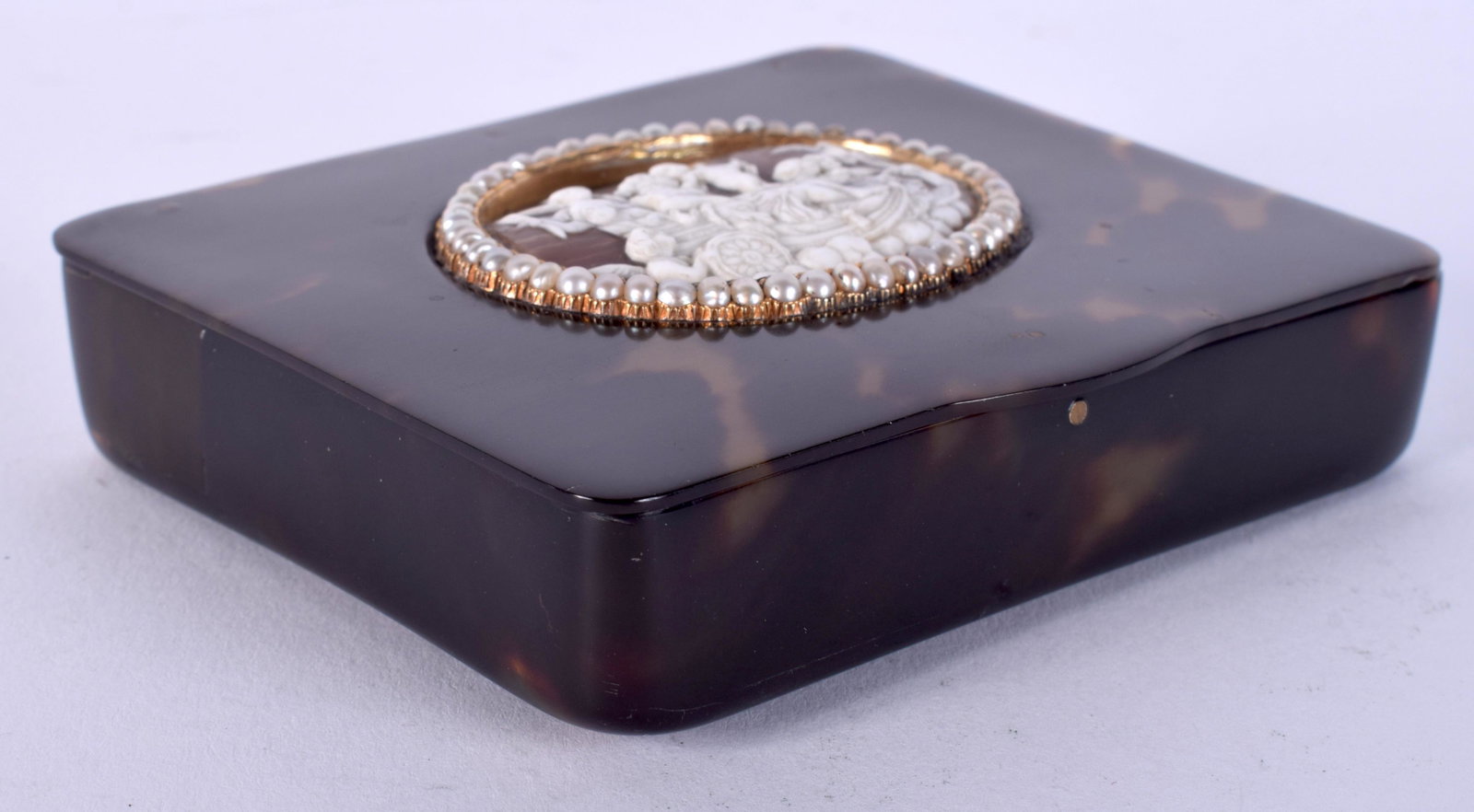 A LATE VICTORIAN/EDWARDIAN CARVED BOX carved with a: A LATE VICTORIAN/EDWARDIAN CARVED BOX carved with a cameo encased within seed pearls. 9.5 cm x 8.5 cm.