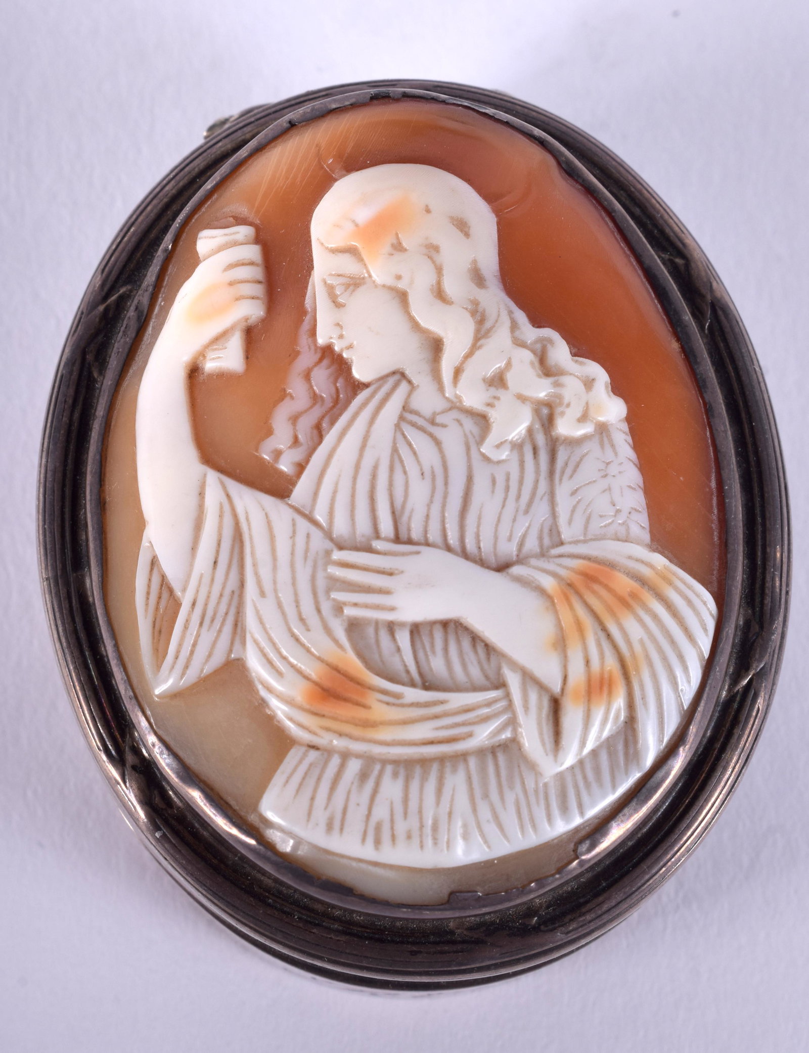 A 19TH CENTURY CONTINENTAL SILVER CAMEO SHELL SNUFF: A 19TH CENTURY CONTINENTAL SILVER CAMEO SHELL SNUFF BOX. 6 cm x 4.5 cm.