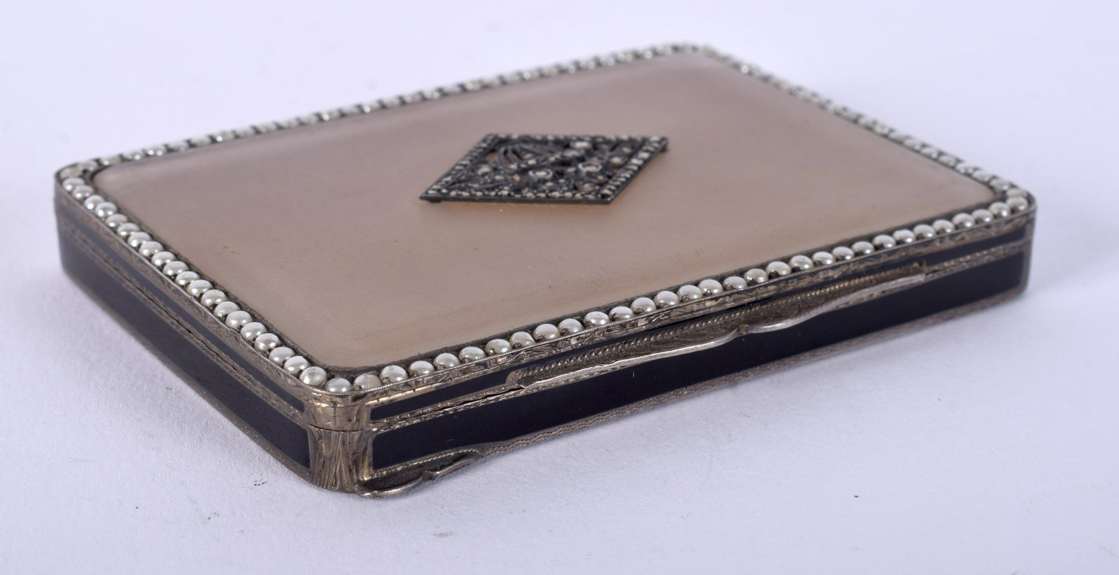 AN ART DECO SILVER AND SEED PEARL CRYSTAL SNUFF BOX: AN ART DECO SILVER AND SEED PEARL CRYSTAL SNUFF BOX with diamante lozenge surround. 8.5 cm x 6.25 cm.