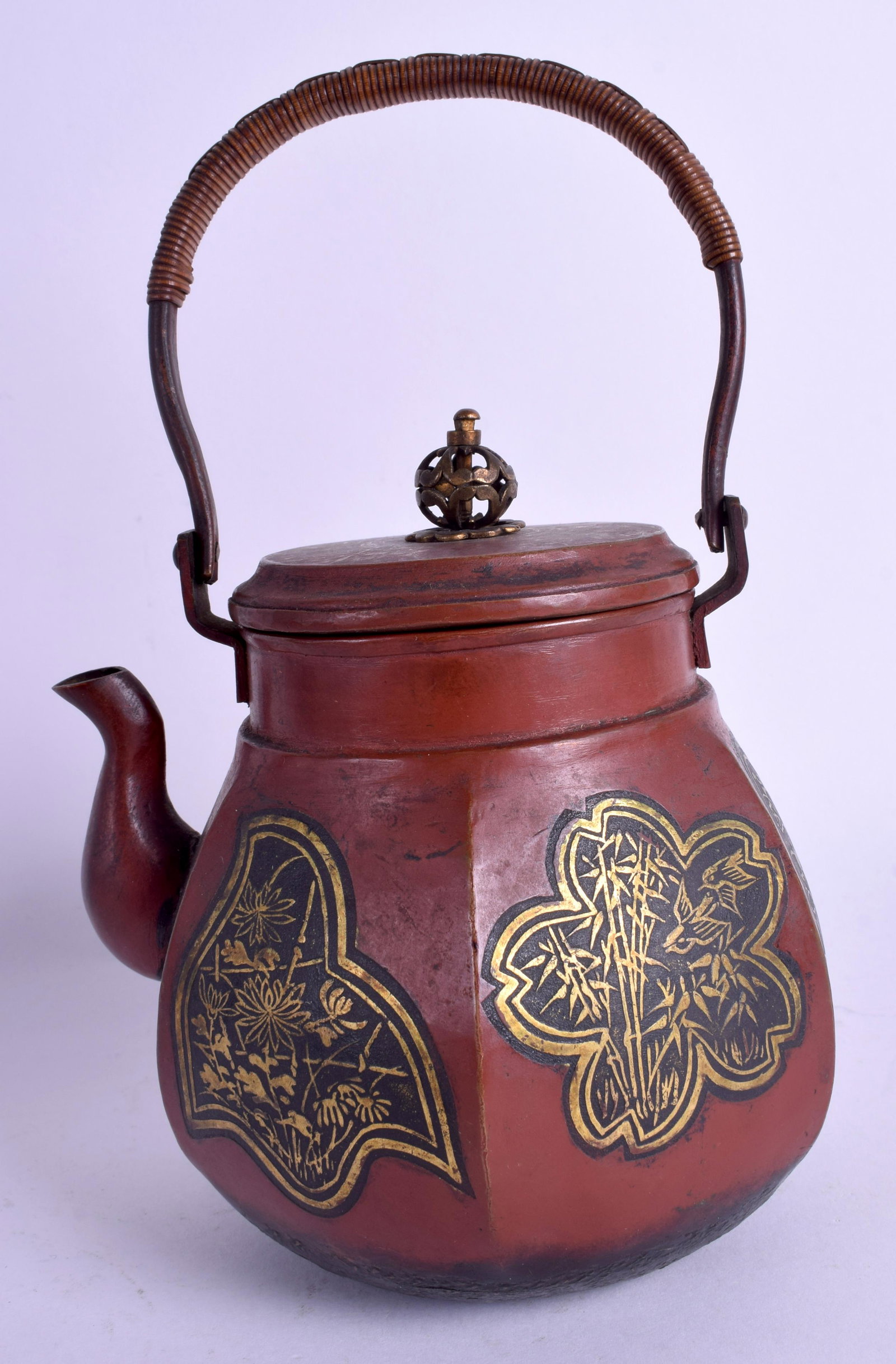 A 19TH CENTURY JAPANESE MEIJI PERIOD LACQUERED TEAPOT: A 19TH CENTURY JAPANESE MEIJI PERIOD LACQUERED TEAPOT AND COVER decorated with gilt foliage. 20 cm x 12 cm.
