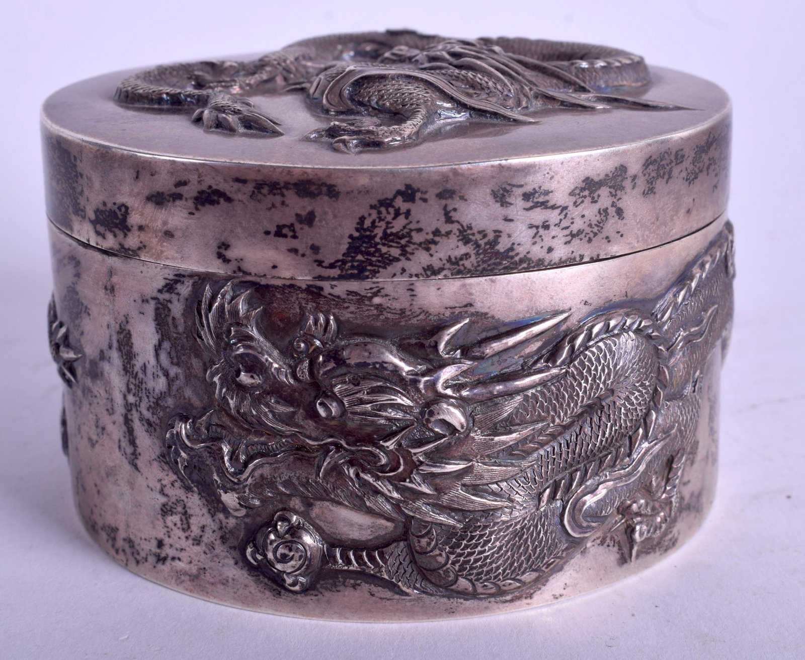 A 19TH CENTURY CHINESE EXPORT SILVER BOX AND COVER by: A 19TH CENTURY CHINESE EXPORT SILVER BOX AND COVER by Wang Hing, decorated with dragons. 190 grams. 9 cm x 5.5 cm.