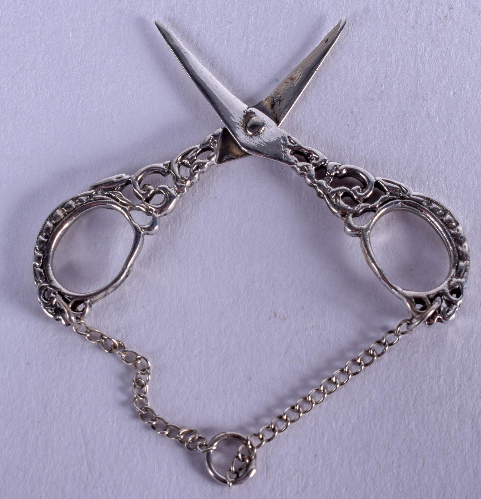 A PAIR OF SILVER SCISSORS. 5 cm wide.: A PAIR OF SILVER SCISSORS. 5 cm wide.