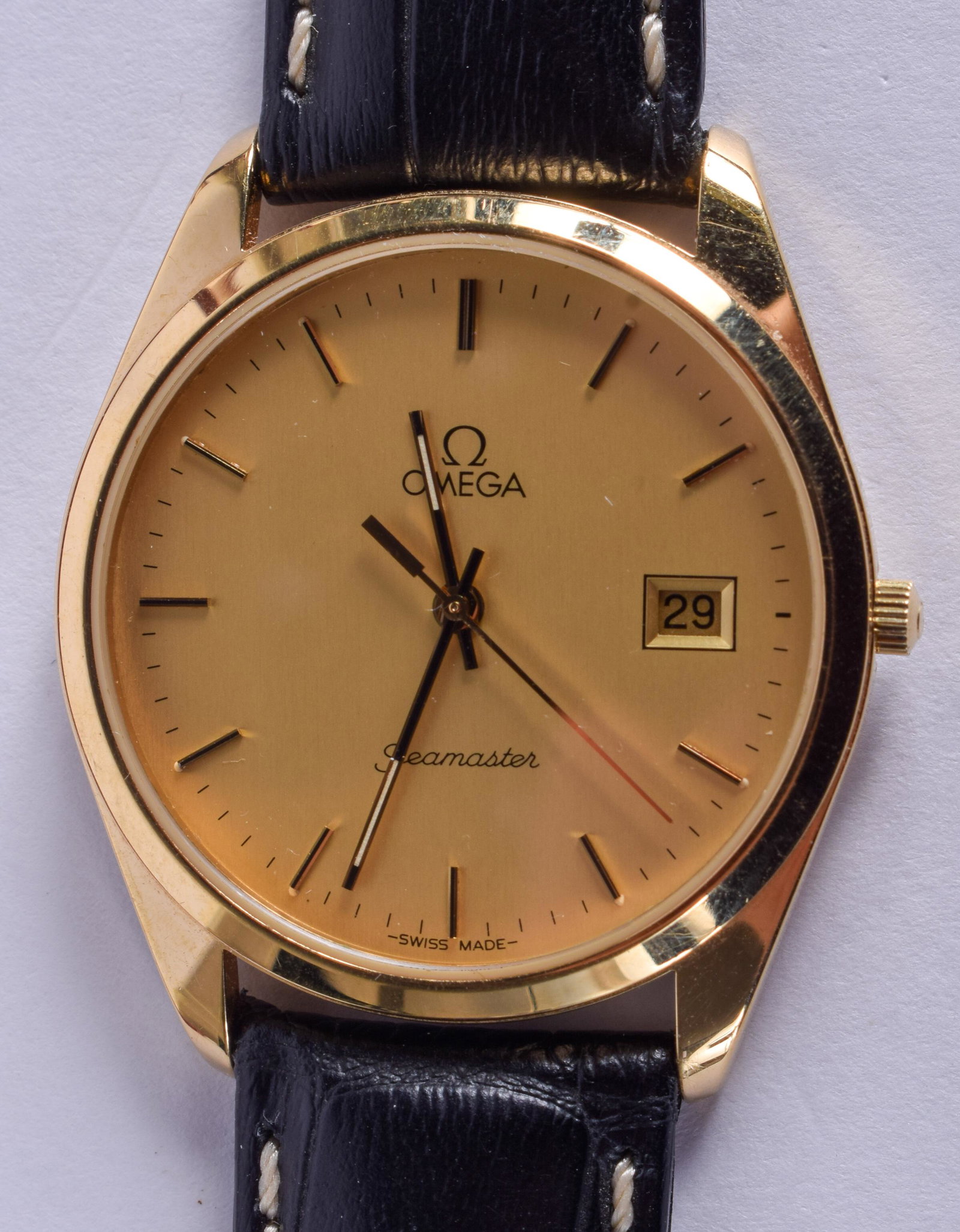 A BOXED 1990 GOLD PLATED OMEGA WRISTWATCH. 3.25 cm: A BOXED 1990 GOLD PLATED OMEGA WRISTWATCH. 3.25 cm wide.