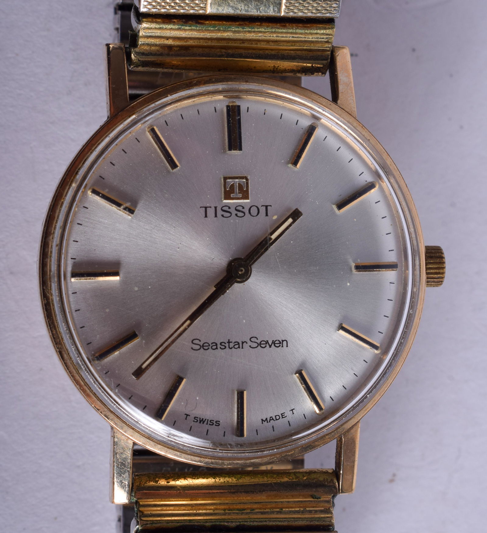 A 9CT GOLD SEASTAR SWAN TISSOT WRISTWATCH. 3.25 cm (1 of 2)