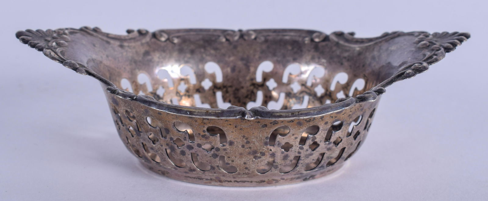 A VINTAGE STERLING SILVER SWEETMEAT DISH. 9.5 cm wide. (1 of 4)