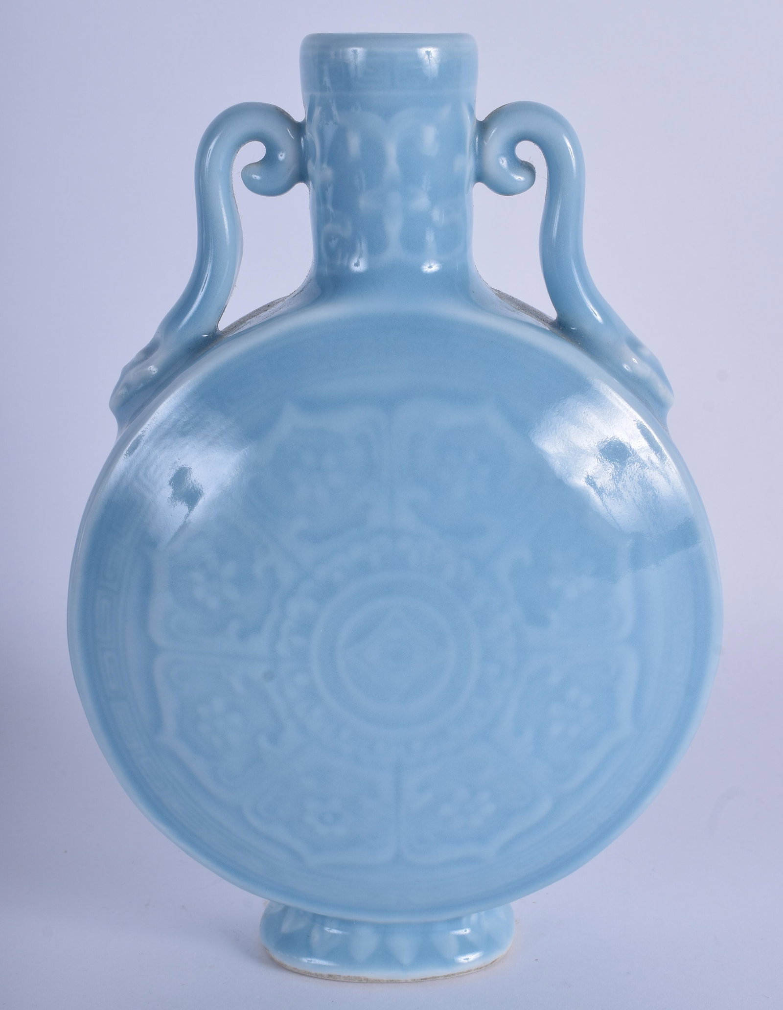 A CHINESE BLUE MOONFLASK. 19 cm high.: A CHINESE BLUE MOONFLASK. 19 cm high.