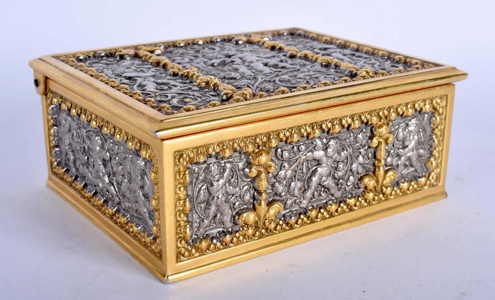 A FINE LATE VICTORIAN/EDWARDIAN SILVER PLATED BRASS BOX: A FINE LATE VICTORIAN/EDWARDIAN SILVER PLATED BRASS BOX decorated in relief with figures within foliage. 12 cm x 9 cm.