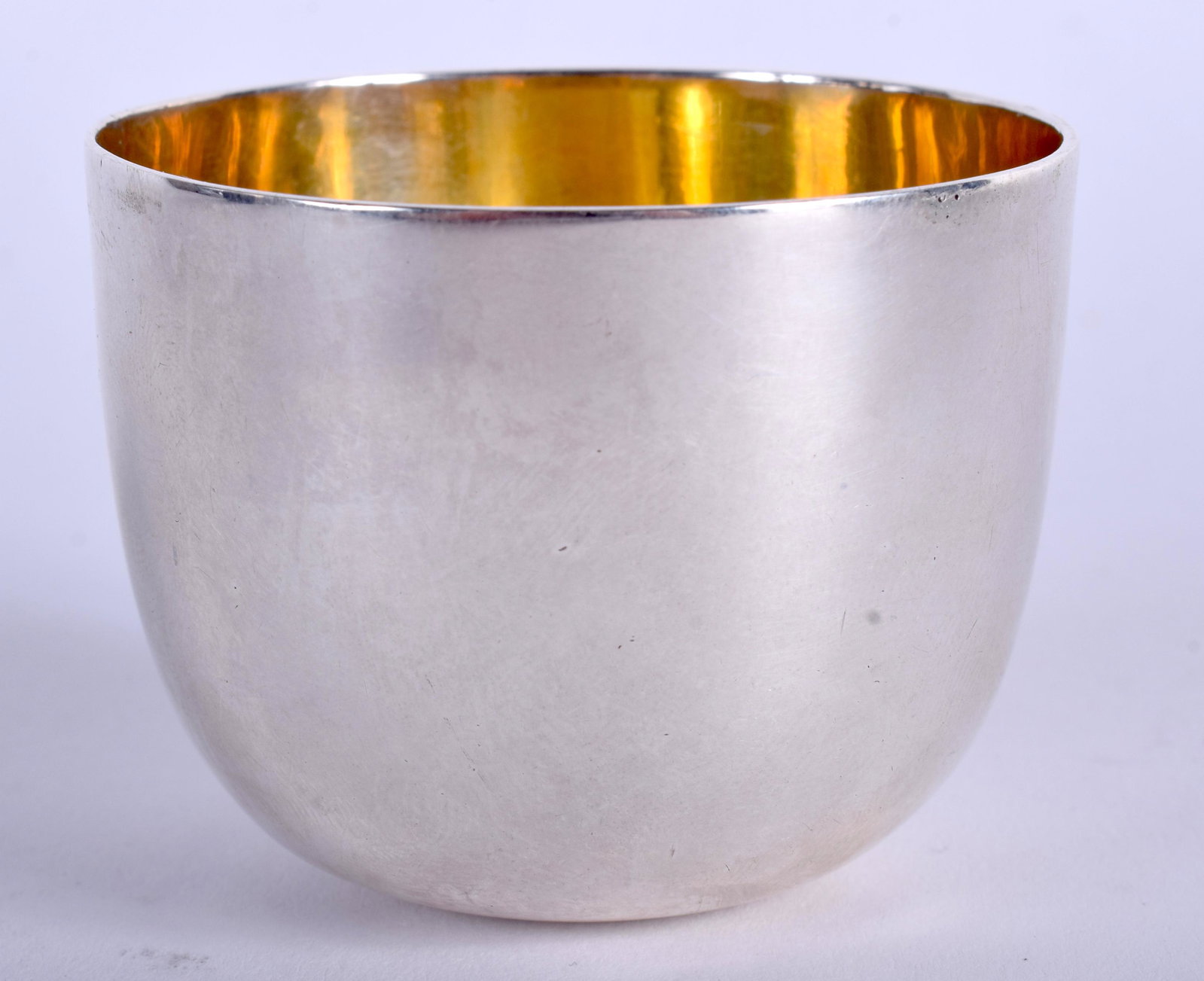 A SMALLER 18TH CENTURY SILVER CUP possibly by Robert: A SMALLER 18TH CENTURY SILVER CUP possibly by Robert Rutland. 2 oz. 5.5 cm wide.