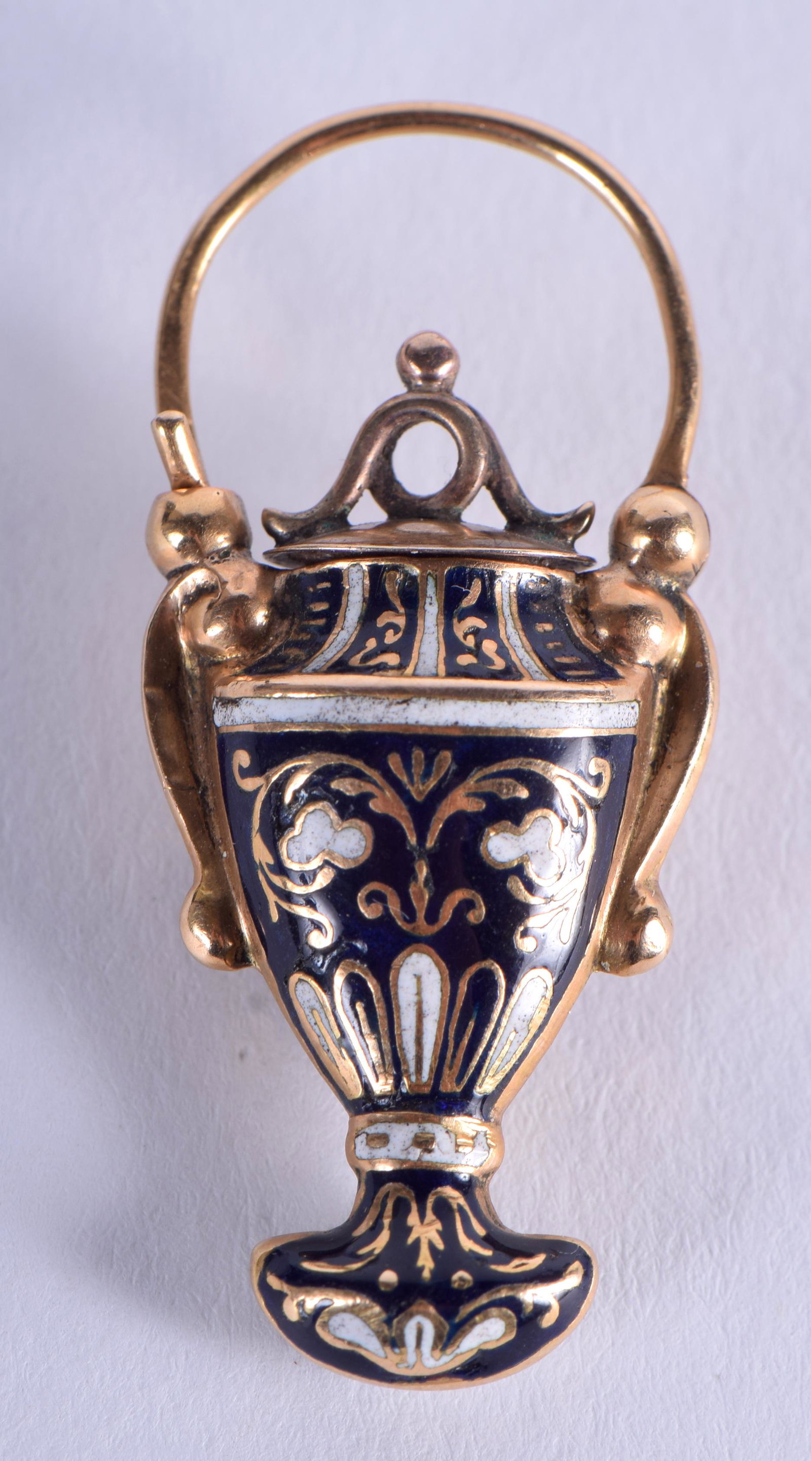 AN ANTIQUE GOLD AND ENAMEL URN PENDANT. 3.8 grams. 4 cm: AN ANTIQUE GOLD AND ENAMEL URN PENDANT. 3.8 grams. 4 cm x 1.5 cm.