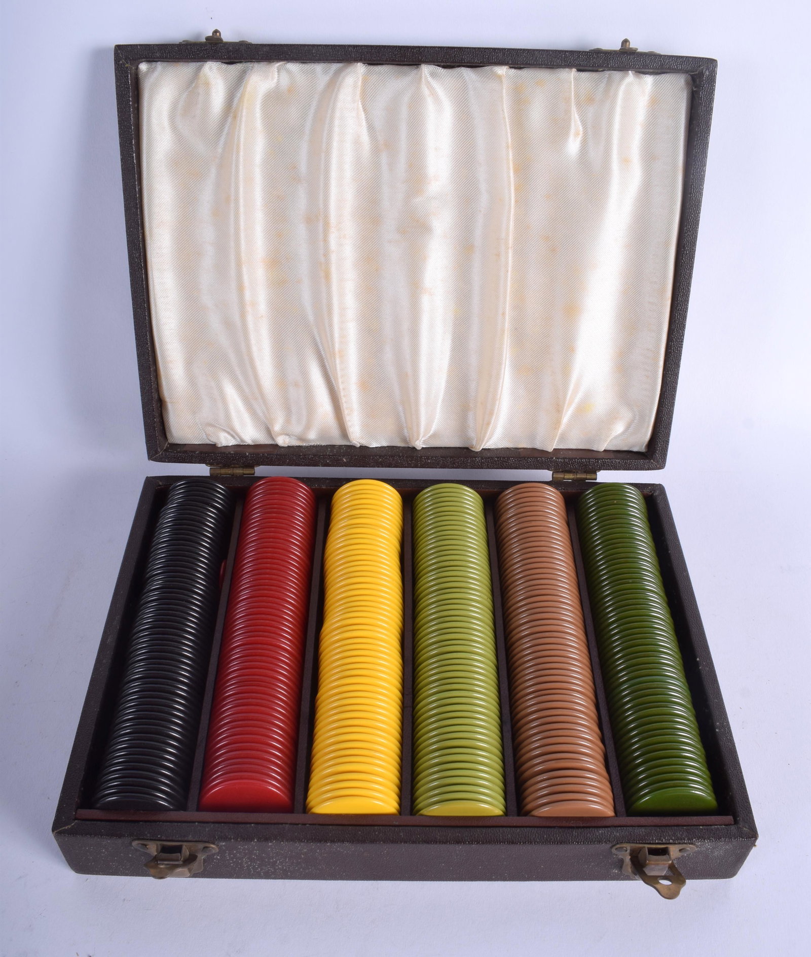 A CASED SET OF BAKELITE GAMING COUNTERS. (qty): A CASED SET OF BAKELITE GAMING COUNTERS. (qty)