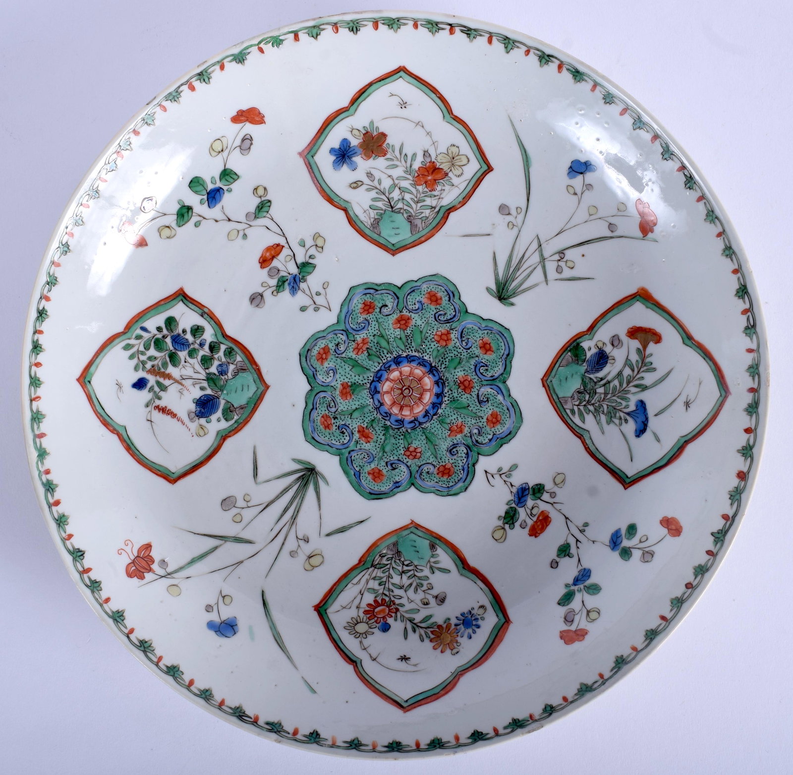 A LARGE 17TH CENTURY CHINESE KANGXI FAMILLE VERTE DISH: A LARGE 17TH CENTURY CHINESE KANGXI FAMILLE VERTE DISH Kangxi, painted with floral sprays. 25 cm diameter.