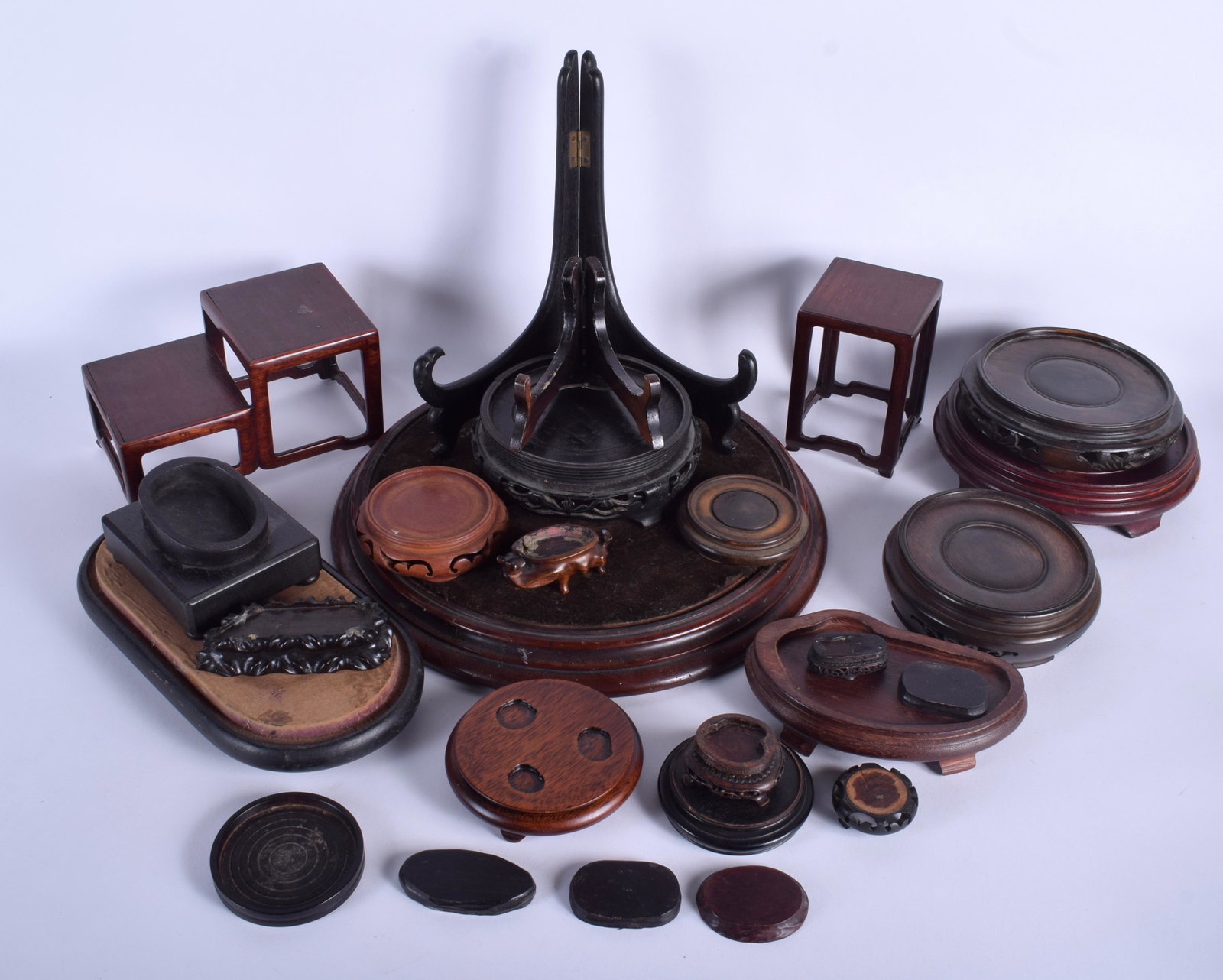 A COLLECTION OF 19TH/20TH CENTURY CHINESE AND JAPANESE: A COLLECTION OF 19TH/20TH CENTURY CHINESE AND JAPANESE STANDS in various forms and sizes. (qty)