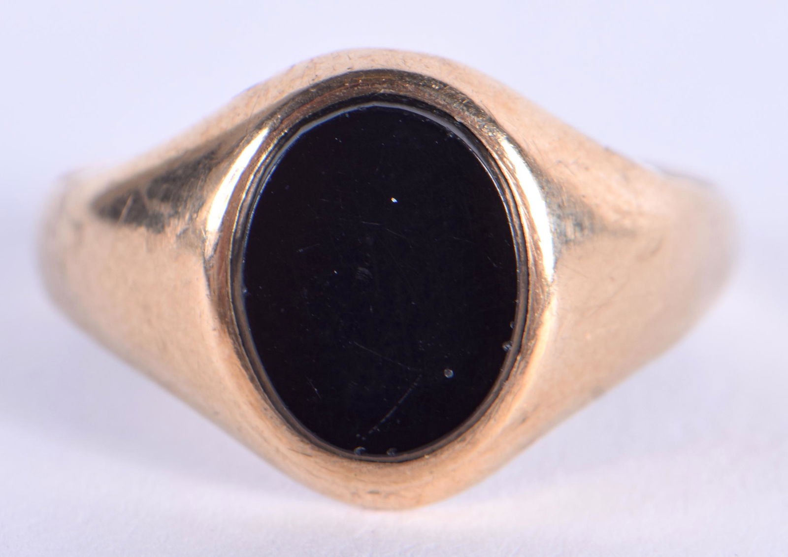 A VINTAGE 9CT GOLD AND STONE RING. 2.2 grams. Size P. (1 of 2)