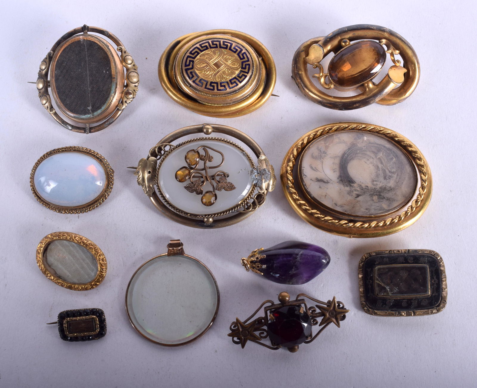 ASSORTED ANTIQUE BROOCHES. (qty) (1 of 1)