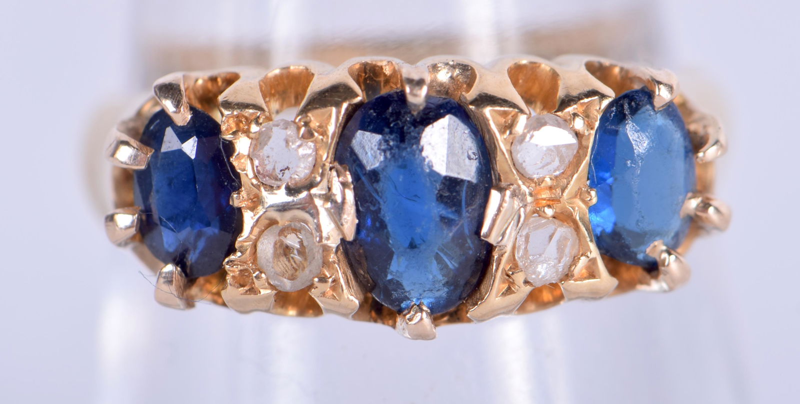 AN EDWARDIAN 18CT GOLD AND SAPPHIRE RING. 3.6 grams. M. (1 of 2)