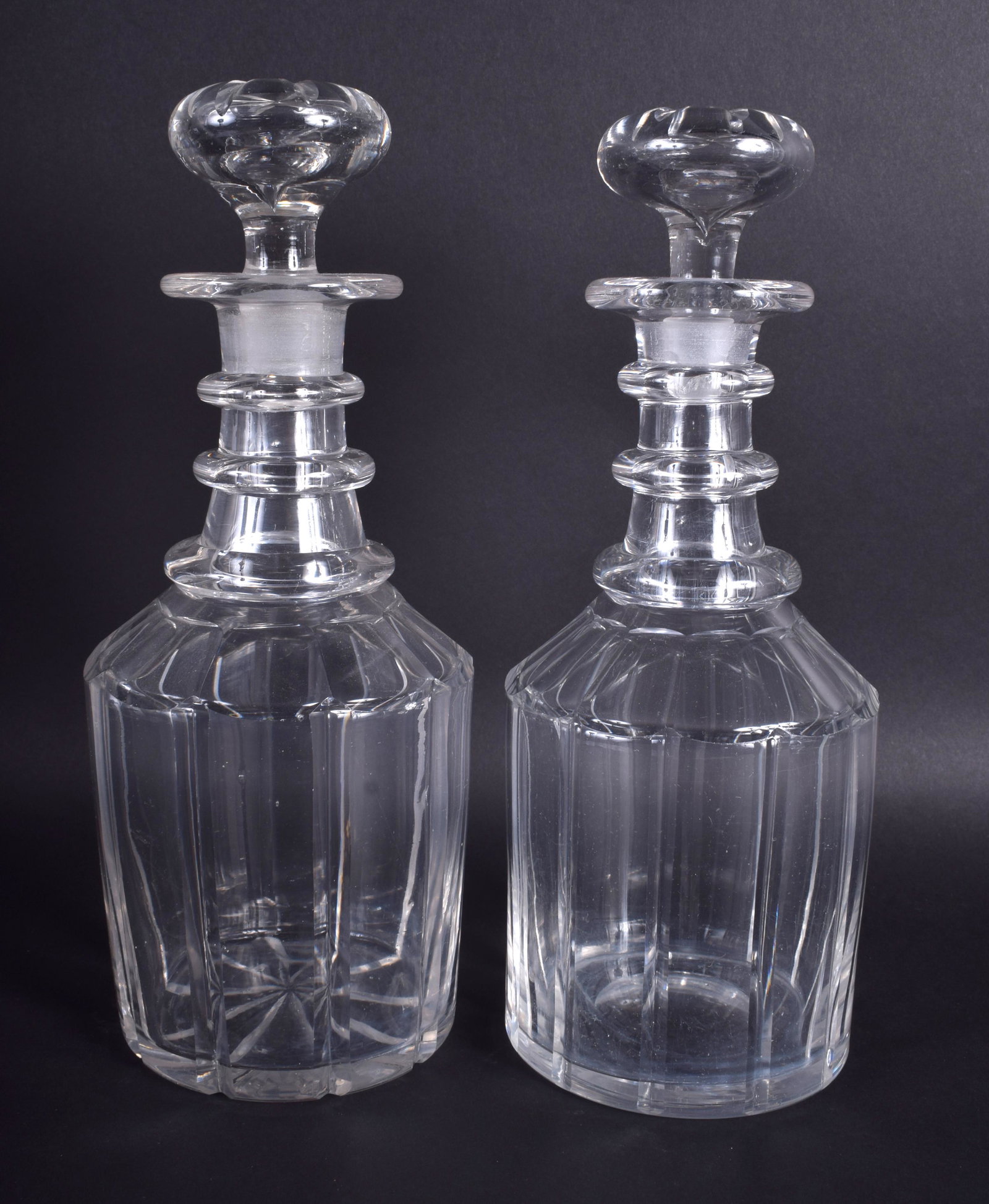 A PAIR OF GEORGE III GLASS DECANTERS AND STOPPERS. 27: A PAIR OF GEORGE III GLASS DECANTERS AND STOPPERS. 27 cm high.